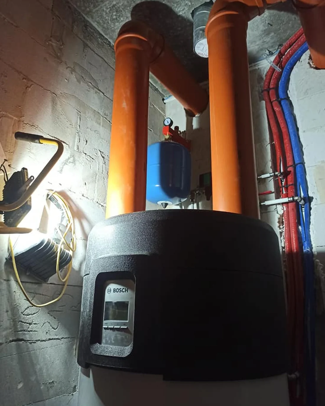 Kotłownia z kotłem Bosch, buforem i instalacją grzewczą wykonana przez Hydro Pawlik w Łochowie